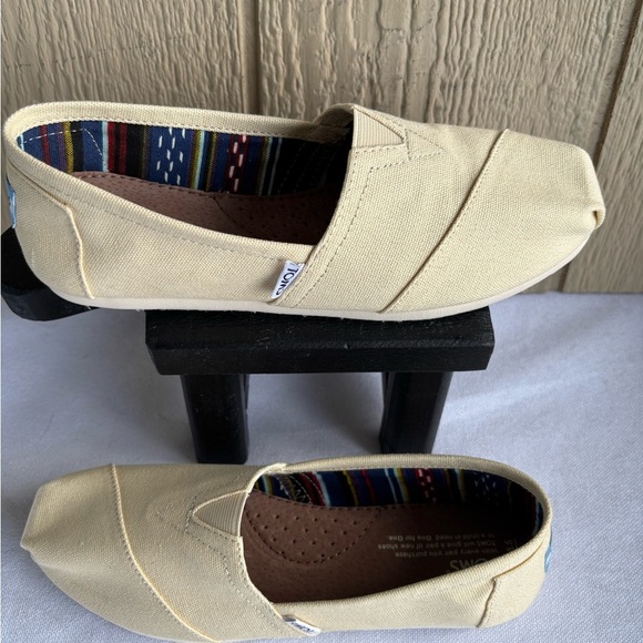 TOMS Cream Flats with Signature Elastic V-Insert - Picture 3 of 12